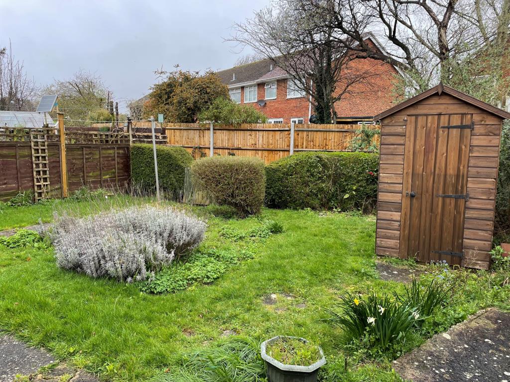 Lot: 97 - SEMI-DETACHED BUNGALOW FOR UPDATING - 